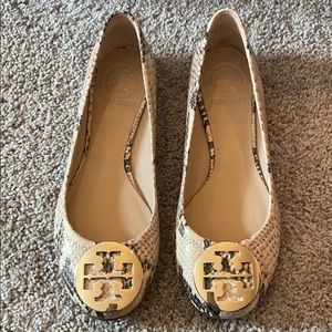 UNWORN Tory Burch Snake Skin Flats